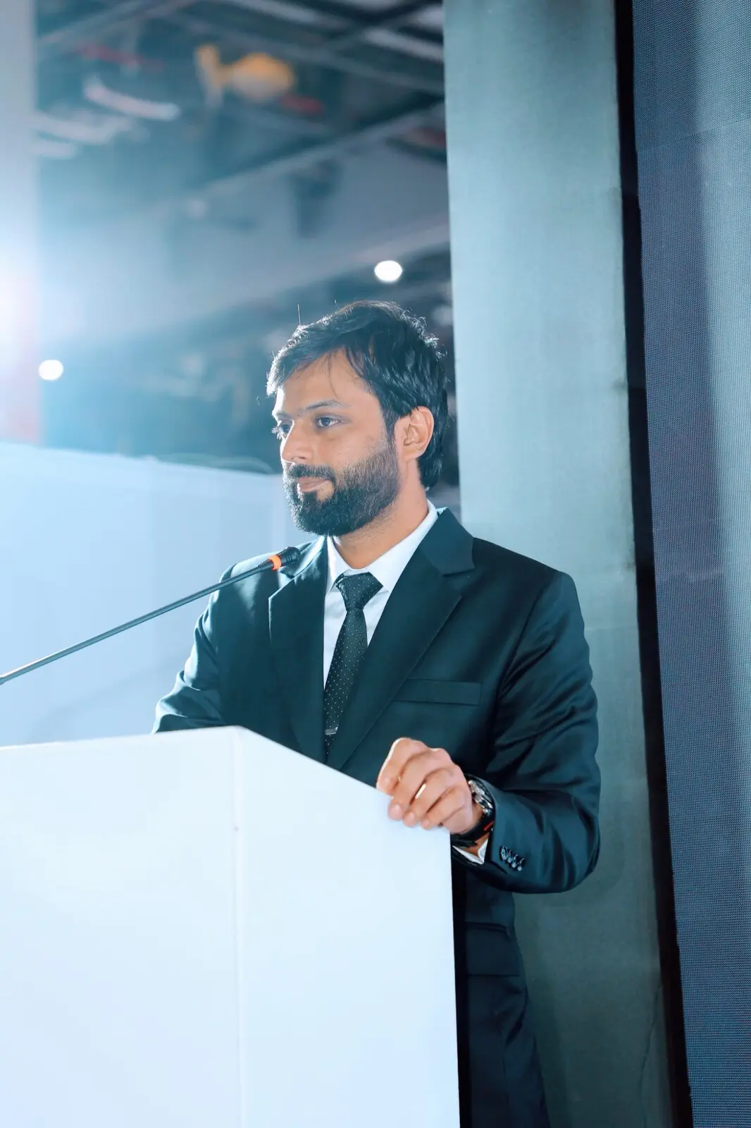 Moosi Kazmi speaking at an optical industry event